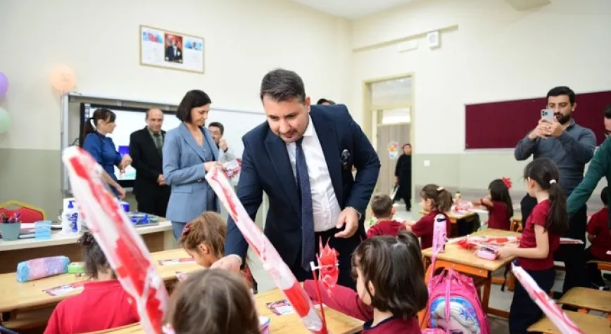 Kahramankazan Belediye Başkanı Selim Çırpanoğlu’ndan Öğrencilere Kırtasiye Hediyesi